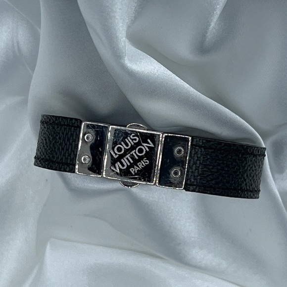 NEW ARRIVAL UNISEX LOUIS VUITTON Damier Graphite Check It Reversible Bracelet - Picture 2 of 6